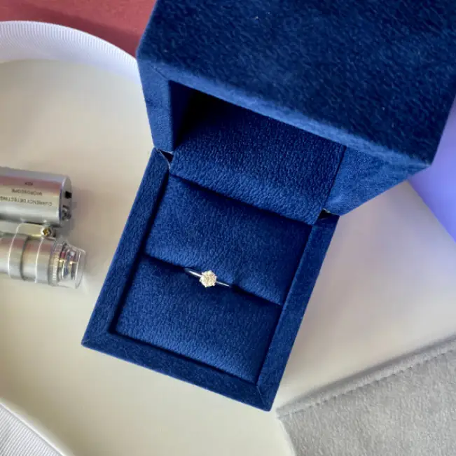 Round diamond 6-prong engagement ring in white gold - Photo 8