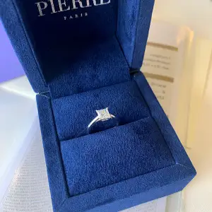 Princess Cut Diamond Ring in 18K Yellow Gold - Photo 4