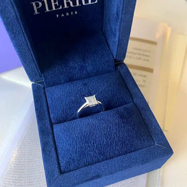 Princess Cut Diamond Ring in 18K Yellow Gold - Photo 4