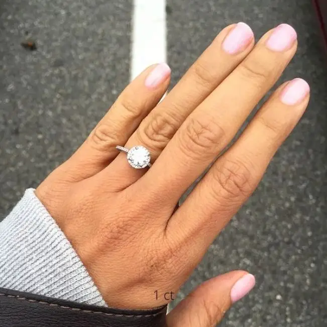 18K White Gold Ring with Round Diamond in Halo - Photo 2