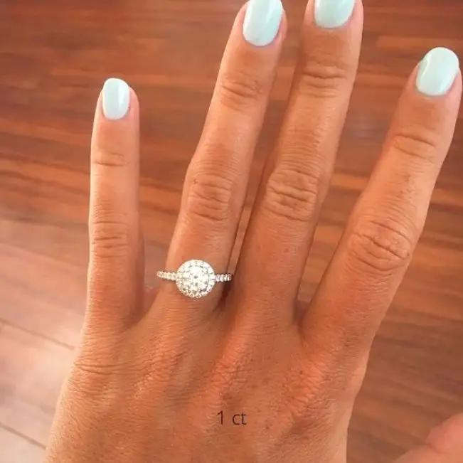 18K White Gold Ring with Round Diamond in Halo - Photo 1