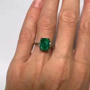 3.31 carat Emerald and Side Trillion Diamonds Ring - Photo 5