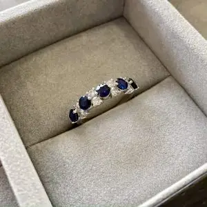 Contemporary garland ring with sapphires and diamonds - Photo 4