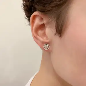 Round Diamond Halo Stud Earrings in 18K Rose Gold - Photo 3