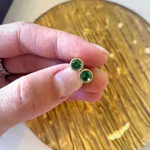 Emerald Stud Earrings in White Gold - Photo 3