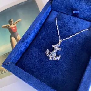 Anchor Sapphire Pendant in 18K Yellow Gold - Photo 3